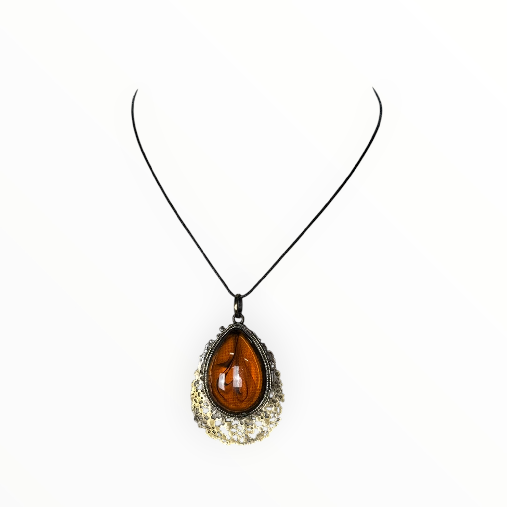BROWN PENDANT NECKLACE