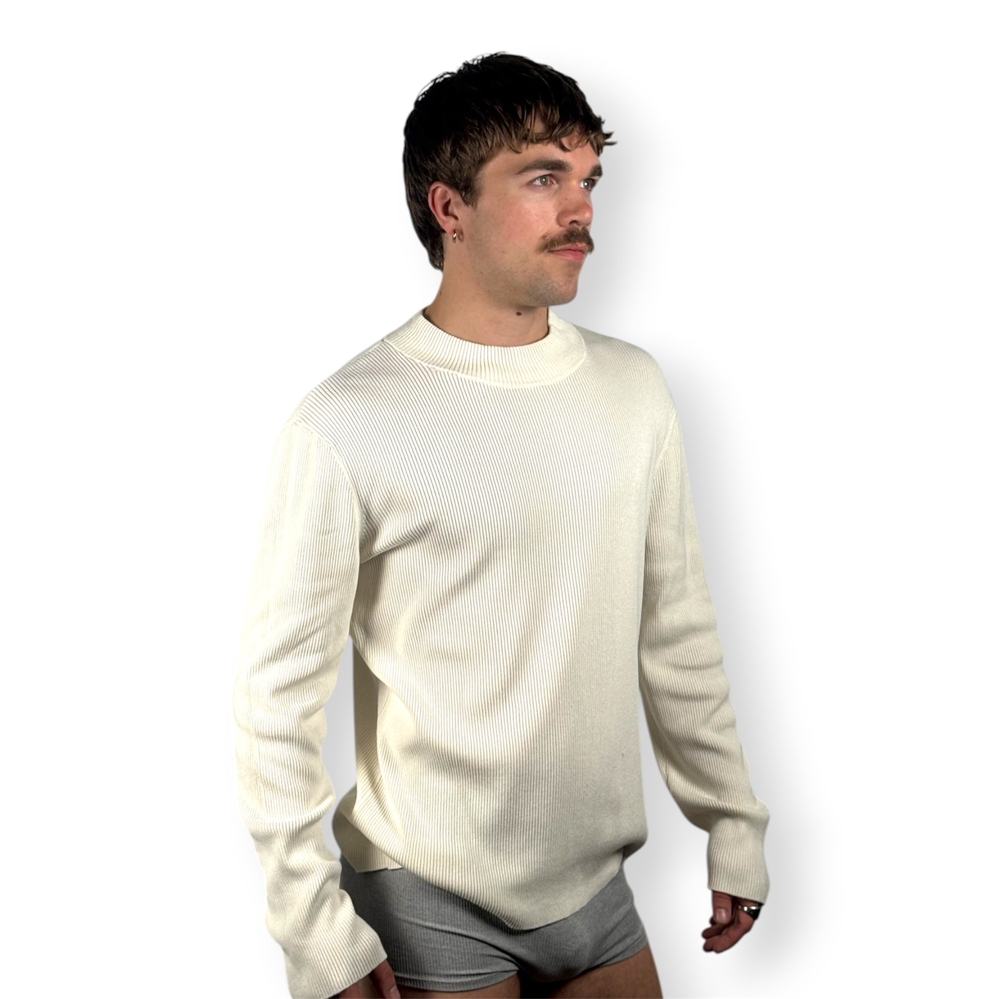 WHITE SWEATER